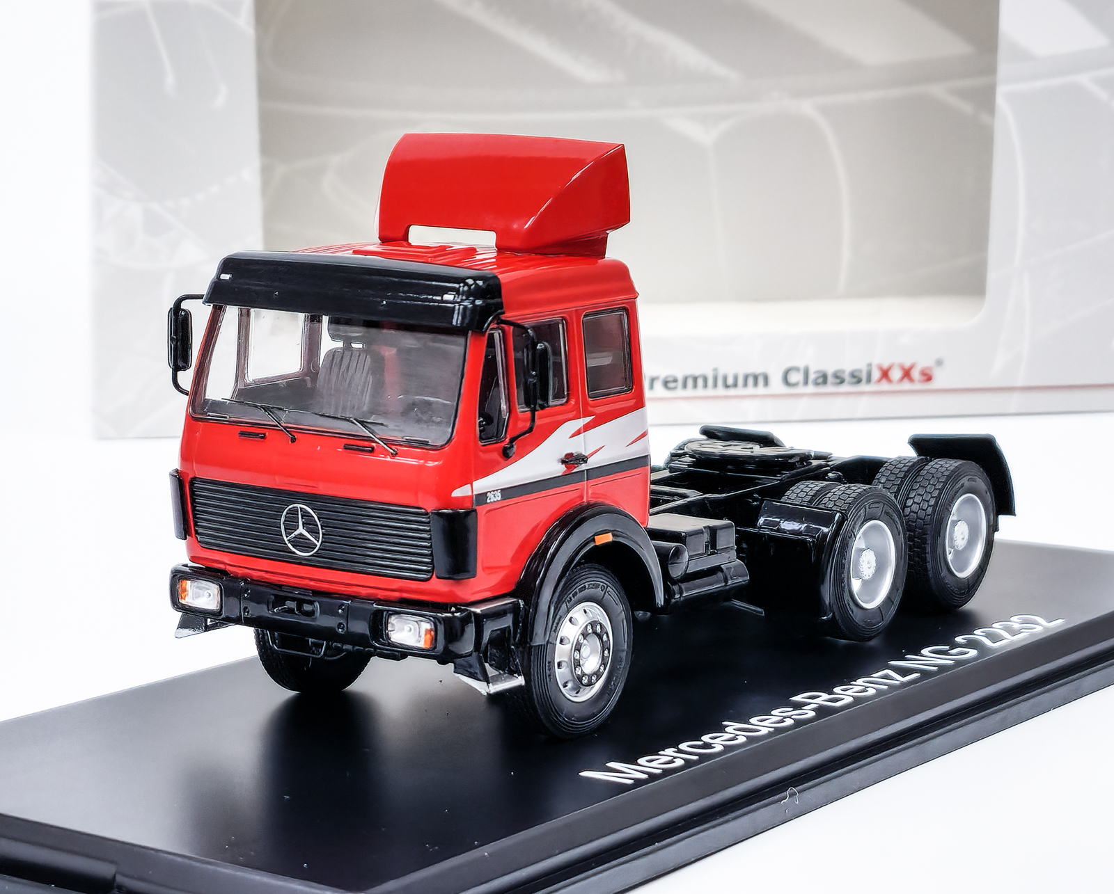 Mercedes NG 2232 (1980) červená/dekor - Premium ClassiXXs 1:43