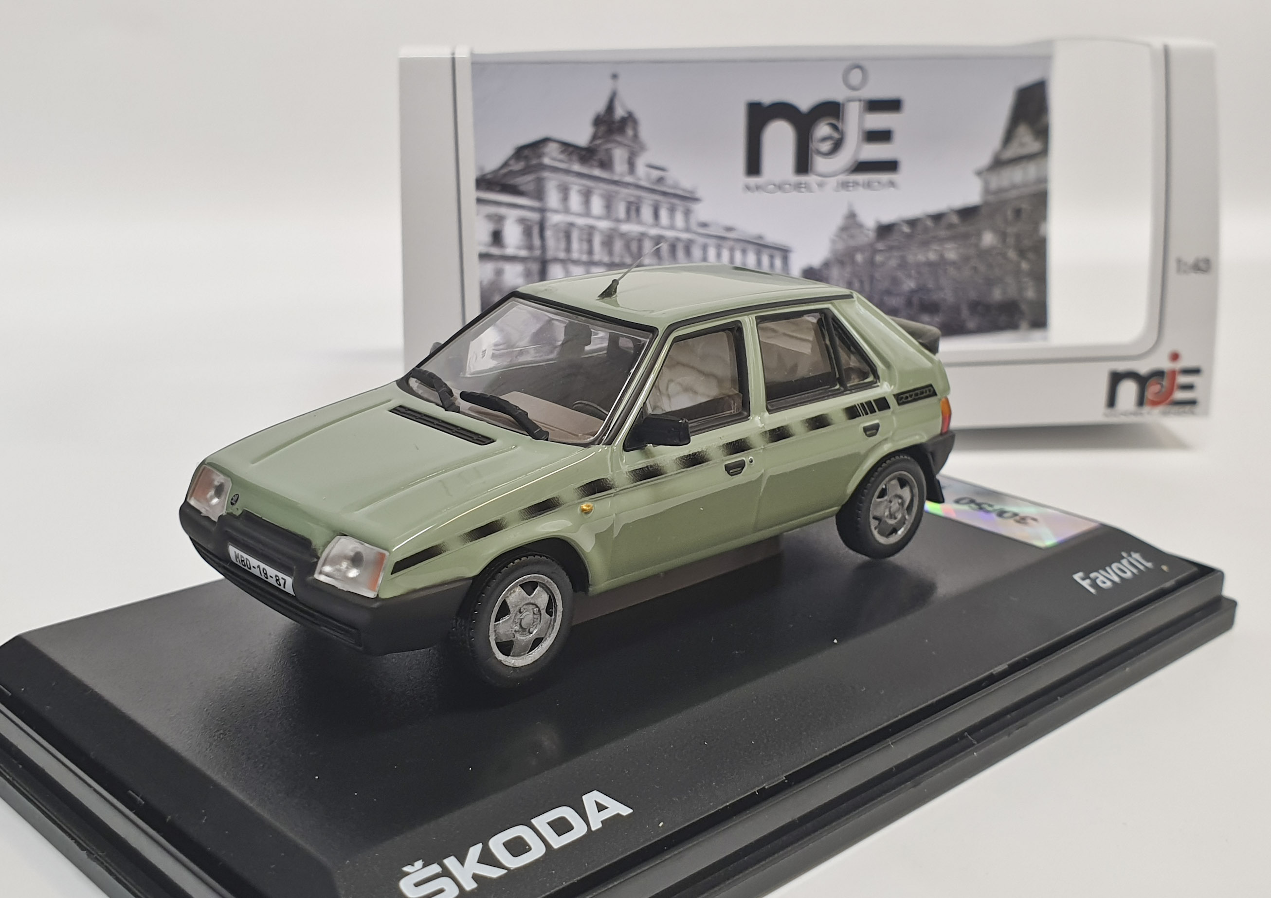 Škoda Favorit 136 L (1989) 1:43 Zelená Topolová (s doplňky)