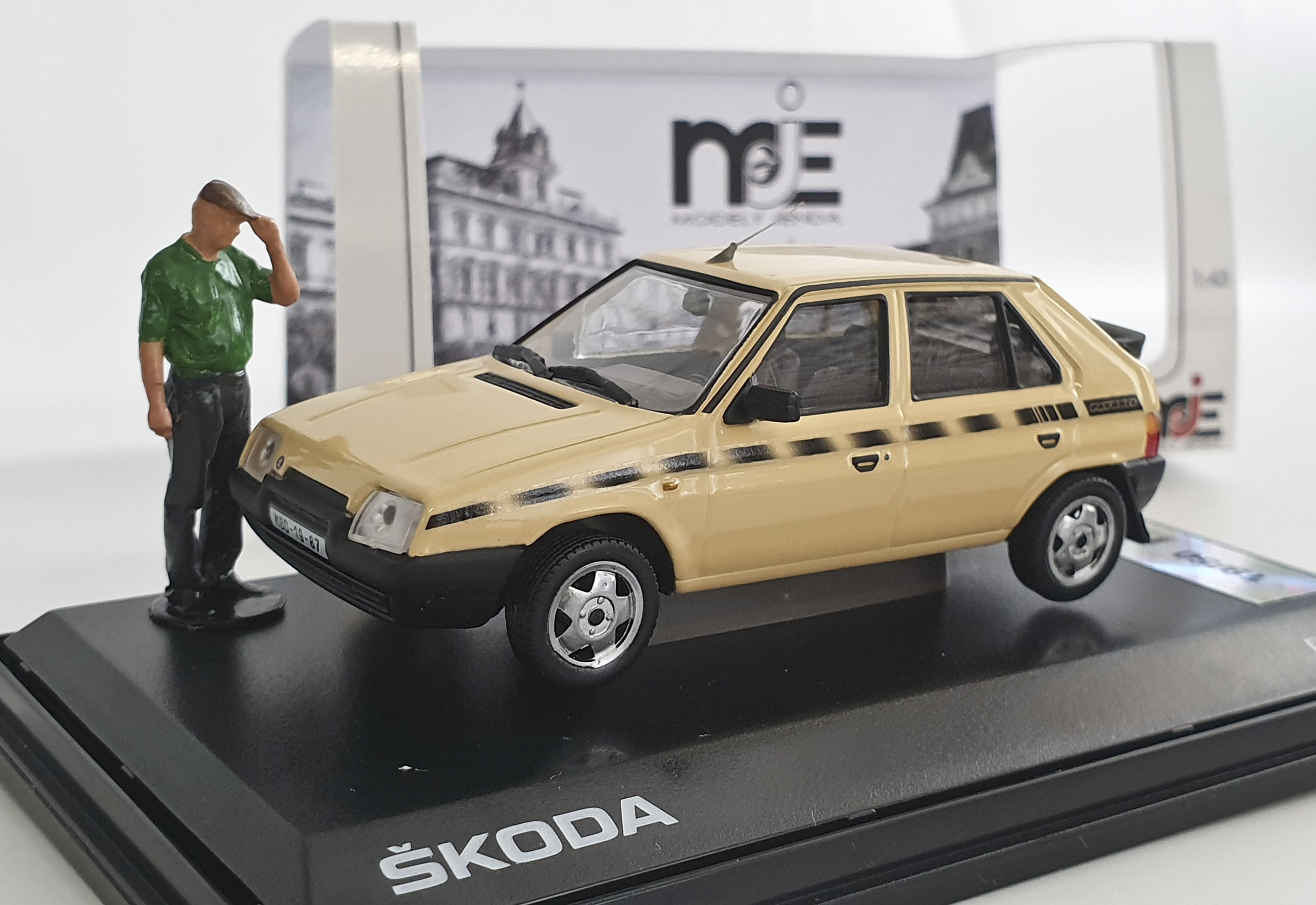Škoda Favorit 136 L (1989) 1:43 Žlutá Mimóza (s doplňky)
