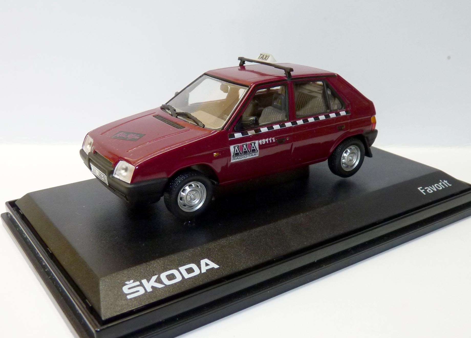 Škoda Favorit 136 L (1989) - Taxi - červená - MJ 1:43