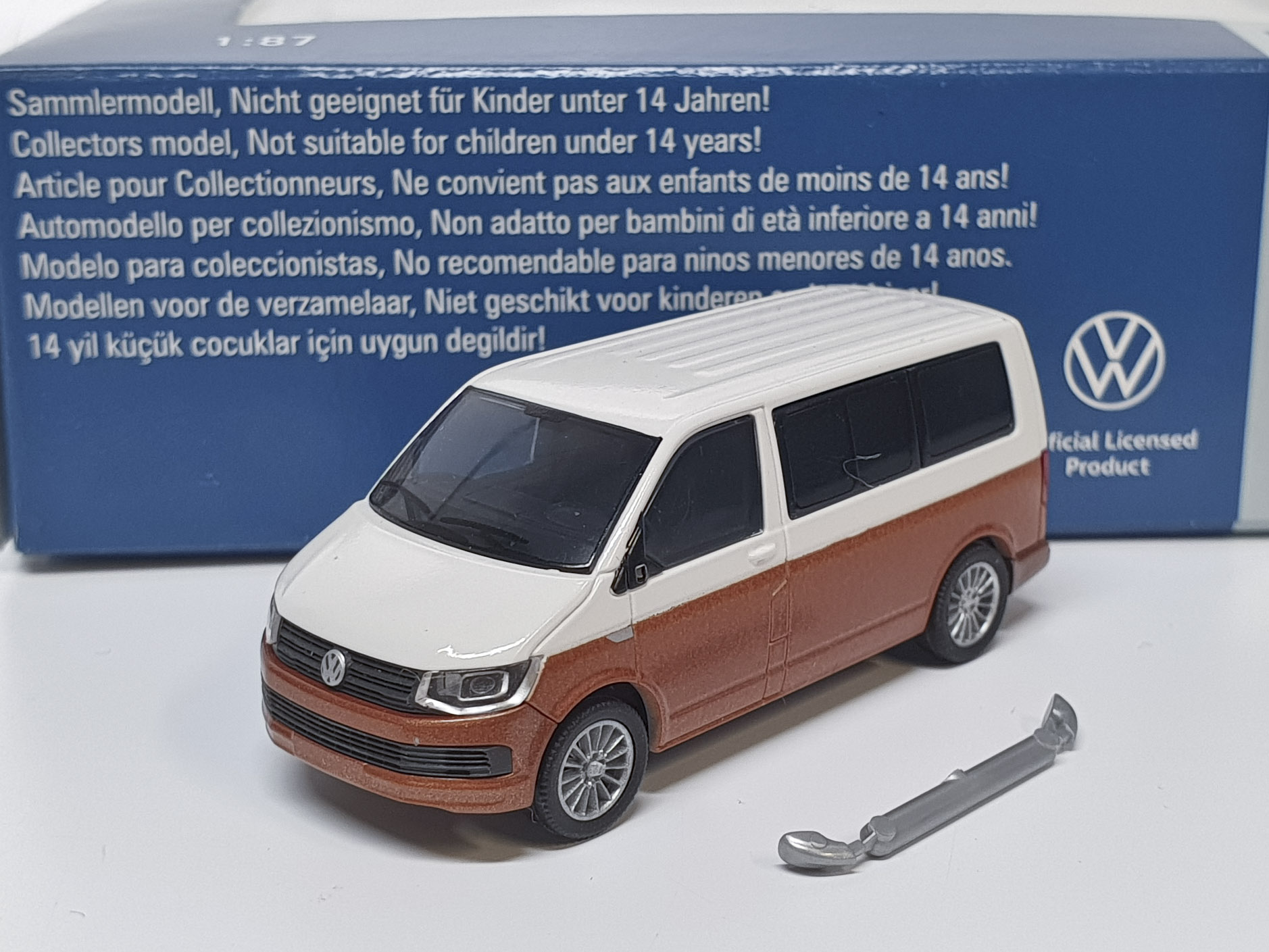 VW T6 Multivan - bílá/bronzová 1:87