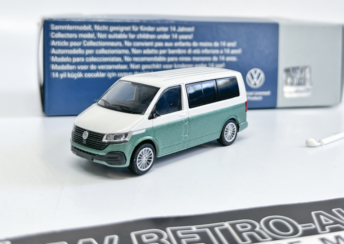 VW T6.1 Multivan - Zelená/Bílá Rietze 1:87