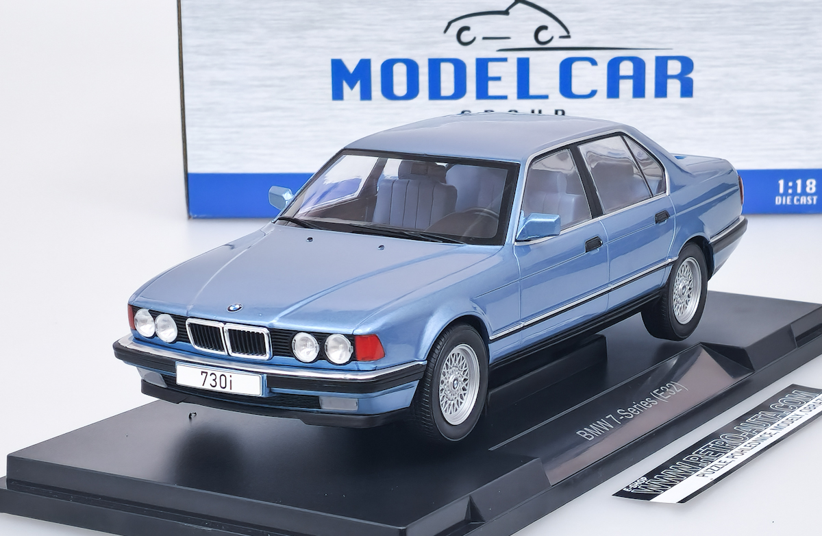 BMW 7er 730i (E32) 1992  - Světle modrá metalíza MCG 1:18
