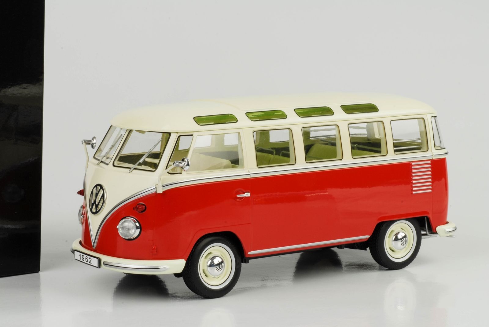 Volkswagen T1 Samba Bus (1962) 1:18 - Červená/Bílá