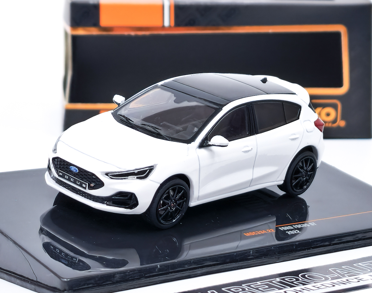 Ford Focus ST 2022 - bílá IXO 1:43