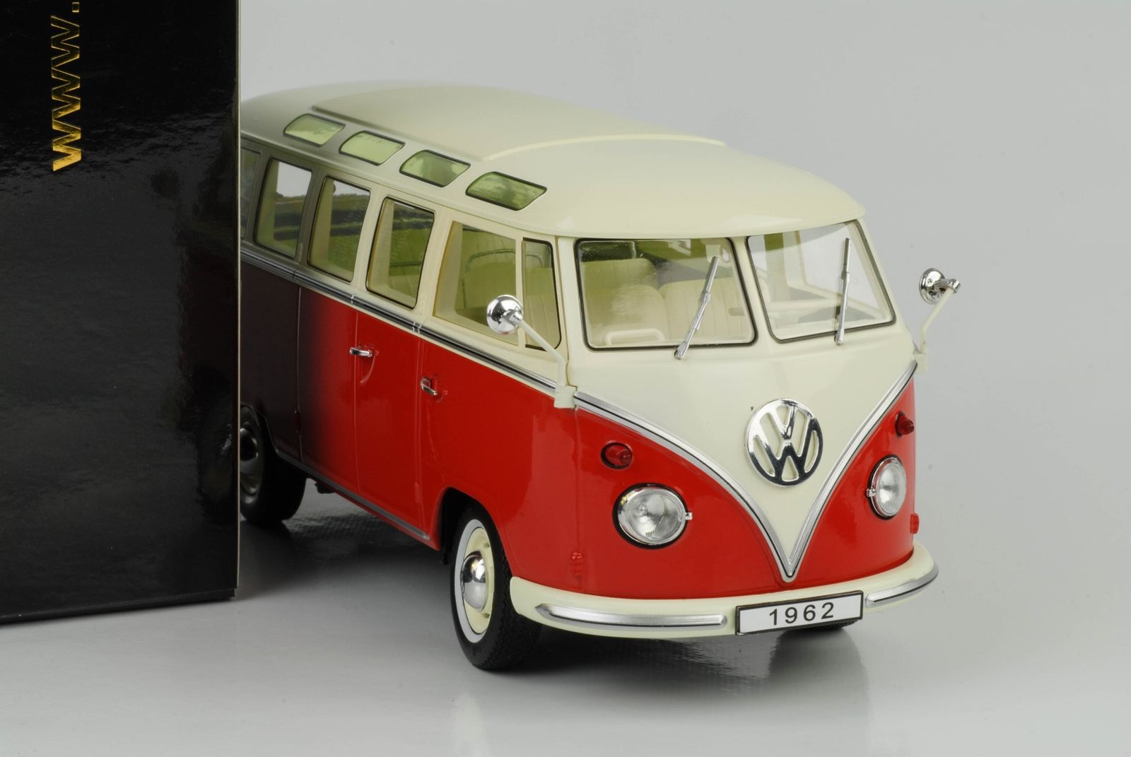 KOVOVÉ a RESIN MODELY Volkswagen T1 Samba Bus (1962) 1