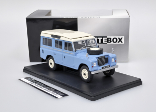 Land Rover series III 109 (1980) - Světle Modrá/Bílá WhiteBox 1:24