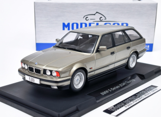 BMW 5er (E34) Touring 1991 - Šedá metalíza MCG 1:18